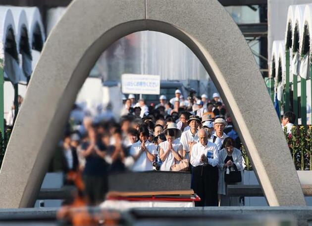 广岛举行和平纪念仪式：呼吁日本为无核世界发挥作用 安倍默哀